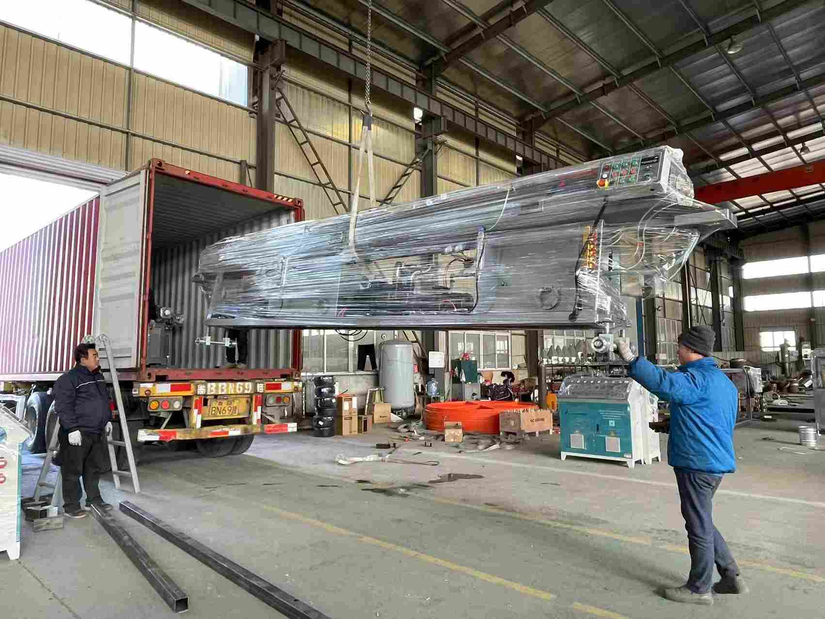 Năm container hàng hóa đang được đóng gói và gửi đi